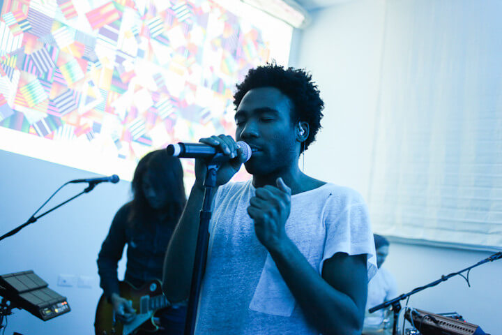 Childish Gambino dalam sebuah sesi live di studio bersama iringan gitar.